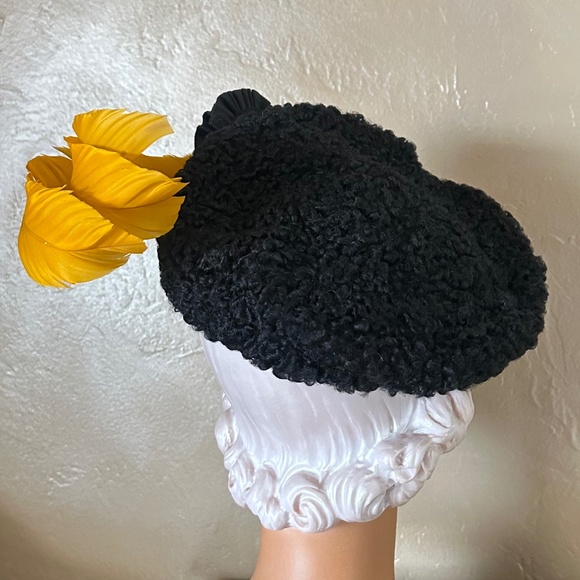 RARE 1940\'s BLACK MOUTON BERET WITH GROSGRAIN ROSETTE & YELLOW CURLY FEATHERS main image 11